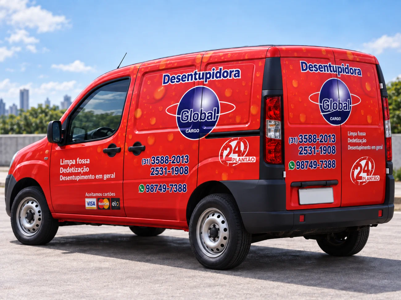 Veículo vermelho identificado com a marca da Desentupidora Global
